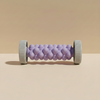 Rouleau de massage plantaire, coloris violet : rouleau central lilas et roues d'extrémité gris clair nervurées